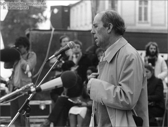 Heinrich Böll auf einer Friedensdemonstration in Bonn (10. Oktober 1981)